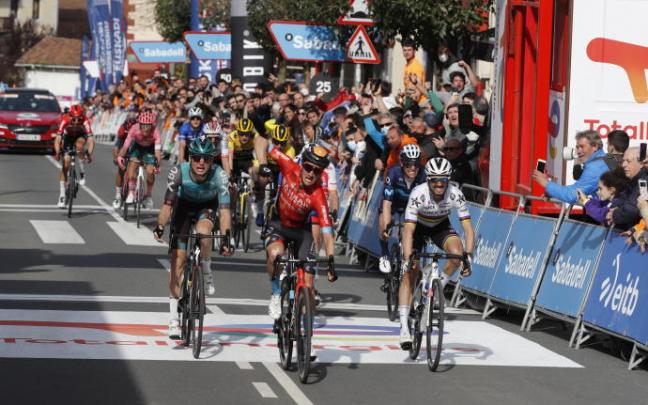 Pello Bilbao se impone al sprint.