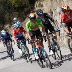Pello Bilbao, vestido de líder durante la tercera etapa del Tour de los Alpes, junto a Mikel Landa.
