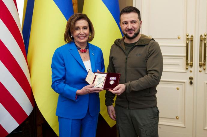 Nancy Pelosi se ha reunido con el presidente ucraniano, Volodomir Zelenski.