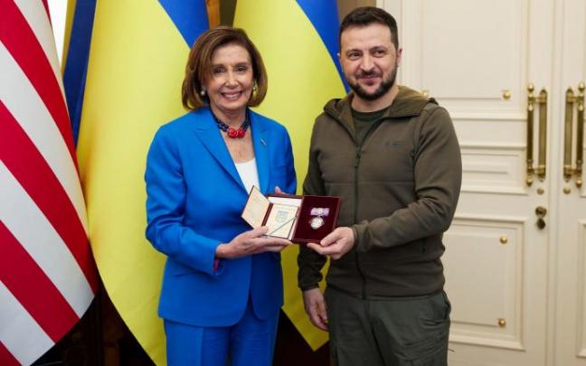 Nancy Pelosi se ha reunido con el presidente ucraniano, Volodomir Zelenski. Nancy Pelosi se ha reunido con el presidente ucraniano, Volodomir Zelenski.