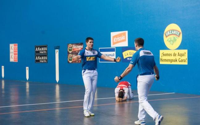 Xabier Tolosa y Joseba Ezkurdia celebran el triunfo en el Mimetiz de Zalla. Xabier Tolosa y Joseba Ezkurdia celebran el triunfo en el Mimetiz de Zalla.