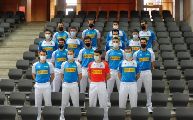 Los dieciséis pelotaris del Campeonato de Parejas posan en las gradas del frontón Bizkaia, que acogerá la final el 3 de abril. Los dieciséis pelotaris del Campeonato de Parejas posan en las gradas del frontón Bizkaia, que acogerá la final el 3 de abril.