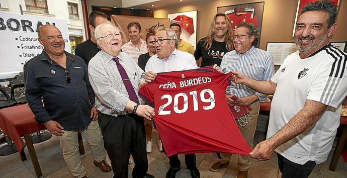 Divertido momento de la entrega de la entrega de la camiseta a los miembros de la Peña Burdeos por parte de la directiva.