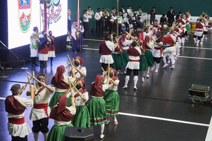 El grupo de Dantzas de la peña Muthiko Alaiak interpreta el paloteado de Cortes en el frontón Labrit de Pamplona.