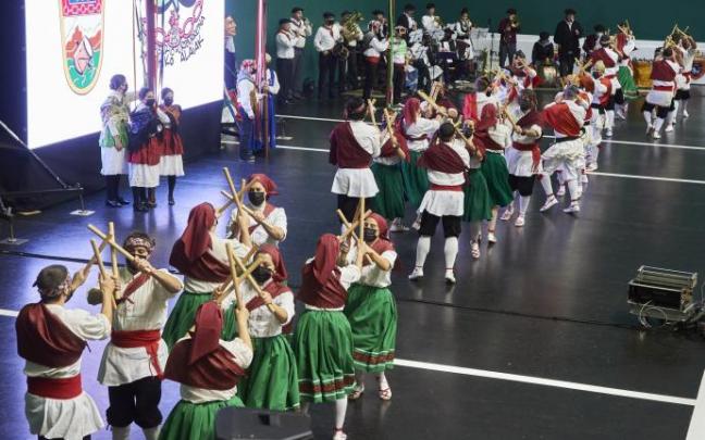 El grupo de Dantzas de la peña Muthiko Alaiak interpreta el paloteado de Cortes en el frontón Labrit de Pamplona.