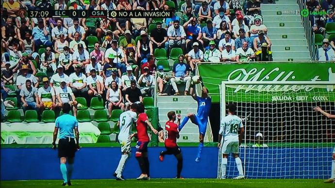 Fotograma de la acción de la plancha de Edgar Badía a Darko.