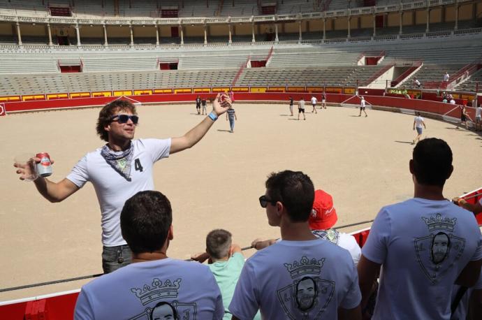 Un grupo de jóvenes de la peña Anaitasuna, en las vaquillas.