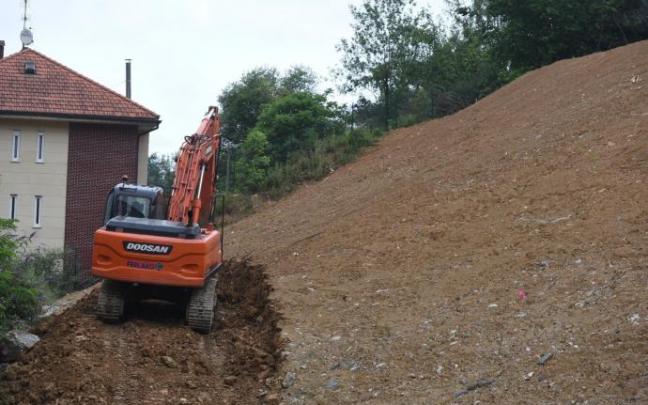 Gobierno vasco y Diputación está llevando a cabo ahora mismo la estabilización de una de las laderas de El Peñascal para evitar problemas a los nuevos edificios que se construirán en un futuro.