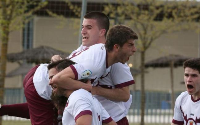 Jugadores de la Peña Sport celebrando un gol en el partido Valle de Egüés-Peña Spor.