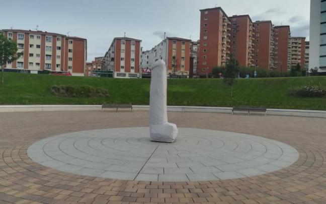 El pene, en mitad de la rotonda en Lezkairu.