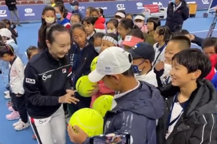 Medios afines al Gobierno chino distribuyen imágenes de la tenista china en los últimos días.