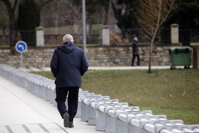 Un pensionista paseando por el parque de Aranzadi.