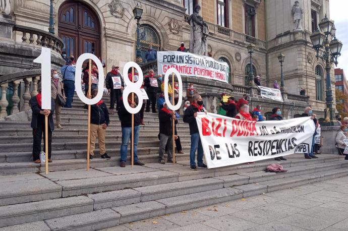 Concentración de pensionistas ante el Ayuntamiento de Bilbao
