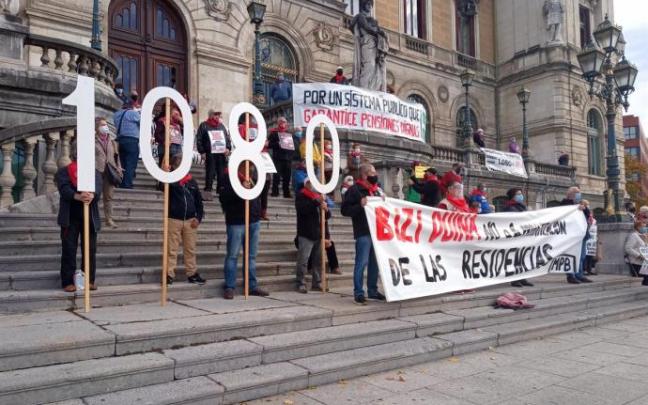 Concentración de pensionistas ante el Ayuntamiento de Bilbao