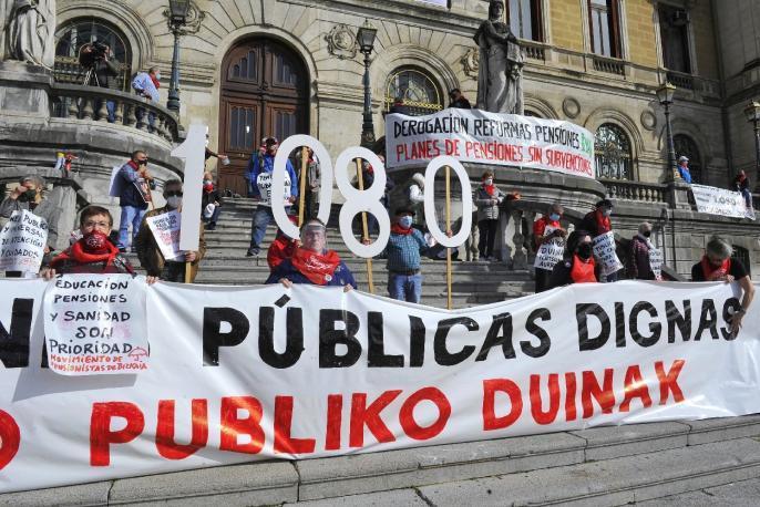 Imagen de una movilización del colectivo de pensionistas ante el Ayuntamiento de Bilbao