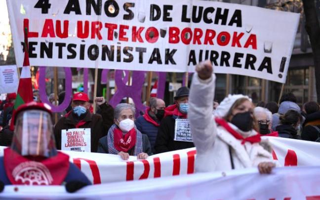 Los pensionistas se han manifestado en las capitales vascas, así como en otros municipios Los pensionistas se han manifestado en las capitales vascas, así como en otros municipios