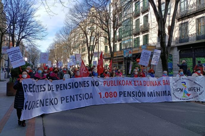 Pensionistas vascos se manifiestan esta mañana contra la reforma de pensiones.