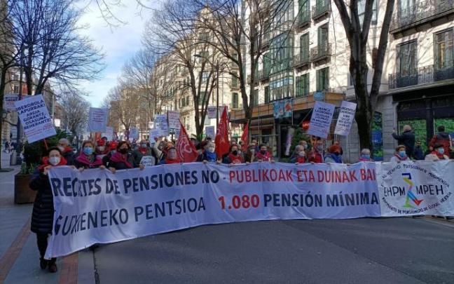 Pensionistas vascos se manifiestan esta mañana contra la reforma de pensiones.