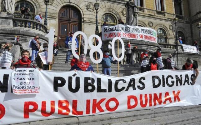 Pensionistas protestando frente al ayuntamiento de Bilbao. Pensionistas protestando frente al ayuntamiento de Bilbao.
