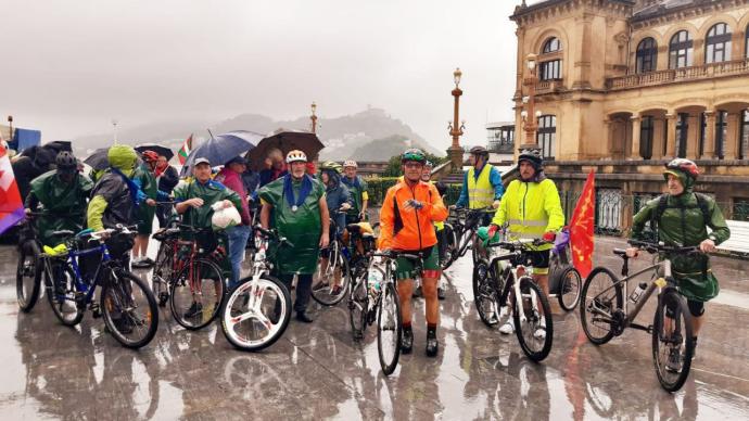 La marcha de pensionistas, a su llegada a Donostia bajo la lluvia