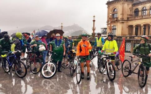La marcha de pensionistas, a su llegada a Donostia bajo la lluvia