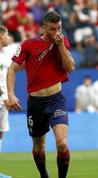 Oier Sanjurjo besa el escudo de su camiseta durante el Osasuna-Getafe de la pasada semana. Foto: Patxi Cascante