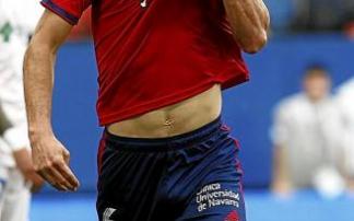 Oier Sanjurjo besa el escudo de su camiseta durante el Osasuna-Getafe de la pasada semana. Foto: Patxi Cascante