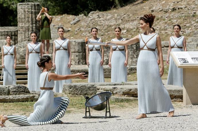 Mujeres de la antigua Grecia encienden antorcha.