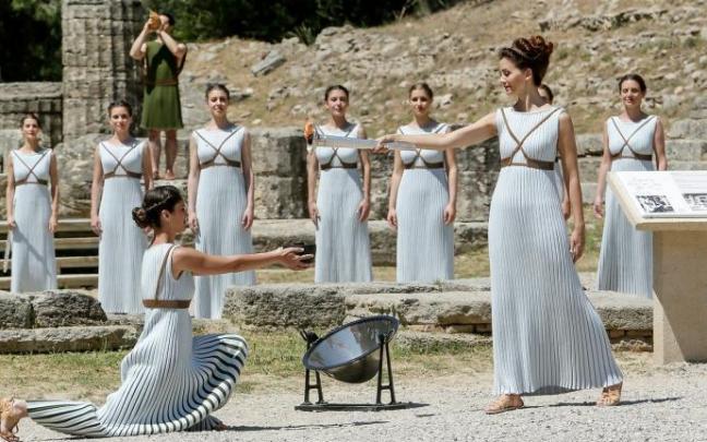 Mujeres de la antigua Grecia encienden antorcha. Mujeres de la antigua Grecia encienden antorcha.