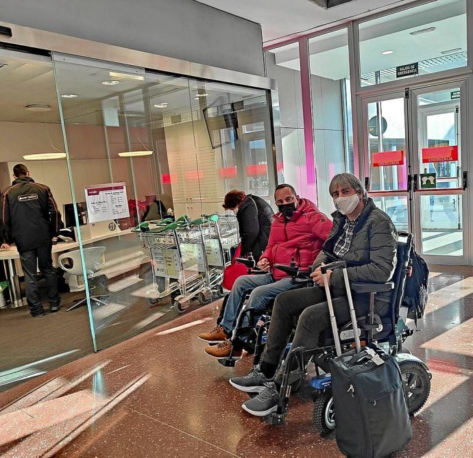 Rubén Zulueta –en primer plano– y José Ignacio Fernández, junto al área de asistencia de la estación madrileña de Chamartín antes de emprender su viaje de vuelta a Gasteiz. Tras esta instantánea, y a fuerza de insistir, los miembros de CaMinus pudieron su