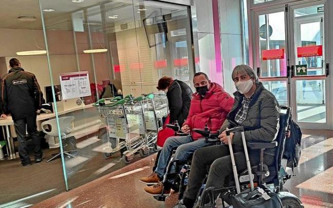 Rubén Zulueta –en primer plano– y José Ignacio Fernández, junto al área de asistencia de la estación madrileña de Chamartín antes de emprender su viaje de vuelta a Gasteiz. Tras esta instantánea, y a fuerza de insistir, los miembros de CaMinus pudieron su