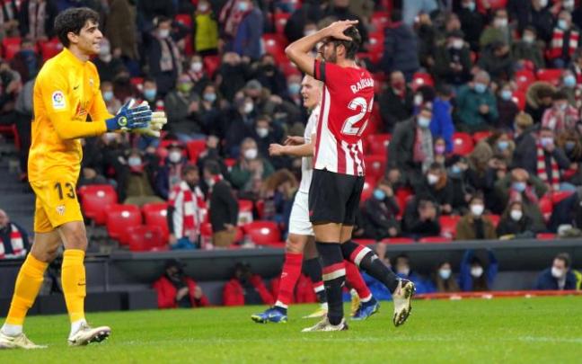 Raúl García se lamenta de la gran ocasión que desperdició ante Bono, meta del Sevilla, con el empate sin goles en el marcador.