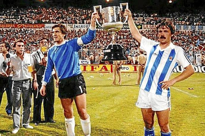 Arconada y Larrañaga levantan el trofeo de Copa ganado en La Romareda en 1987. Foto: N.G.