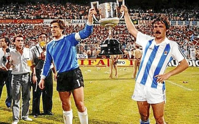 Arconada y Larrañaga levantan el trofeo de Copa ganado en La Romareda en 1987. Foto: N.G. Arconada y Larrañaga levantan el trofeo de Copa ganado en La Romareda en 1987. Foto: N.G.