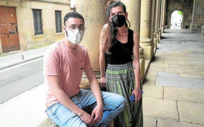 Ahmed, de 27 años, y María, educadora de Zabalduz, entidad que participa en el programa social Lehen Urratsa, en Usurbil. Foto: Rubén Plaza