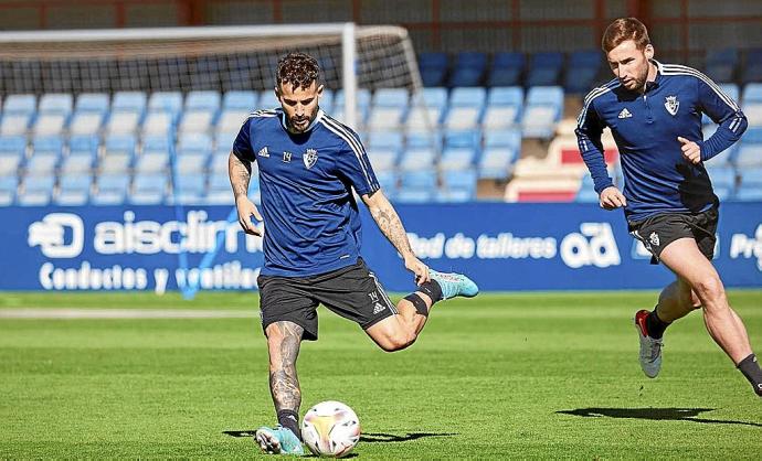 Rubén García y Jon Moncayola, en el entrenamiento a puerta cerrada de ayer en Tajonar. Foto: CA Osasuna