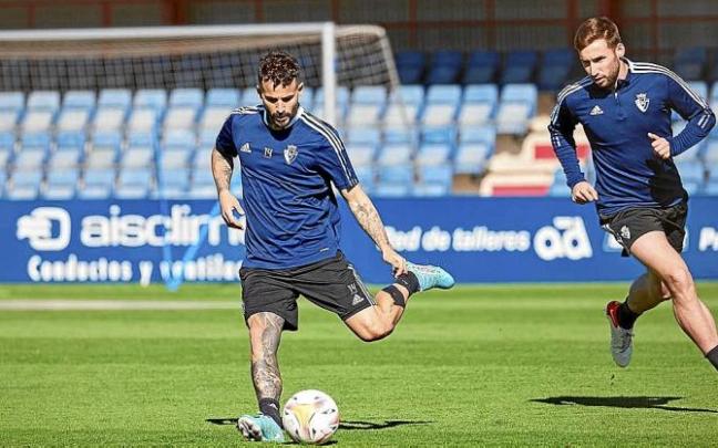 Rubén García y Jon Moncayola, en el entrenamiento a puerta cerrada de ayer en Tajonar. Foto: CA Osasuna