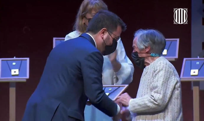 El presidente de la Generalitat, Pere Aragonès, entrega la Cruz de Sant Jordi a la maestra y pedagoga jubilada, Isabel Etxeberria Gorriti, este lunes.