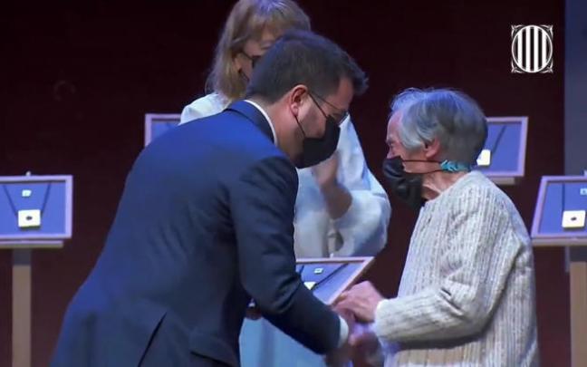 El presidente de la Generalitat, Pere Aragonès, entrega la Cruz de Sant Jordi a la maestra y pedagoga jubilada, Isabel Etxeberria Gorriti, este lunes. El presidente de la Generalitat, Pere Aragonès, entrega la Cruz de Sant Jordi a la maestra y pedagoga jubilada, Isabel Etxeberria Gorriti, este lunes.