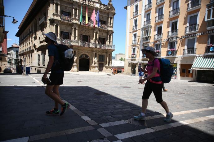 Dos peregrinos, en la Plaza del Ayuntamiento de Pamplona.