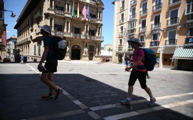 Dos peregrinos, en la Plaza del Ayuntamiento de Pamplona.