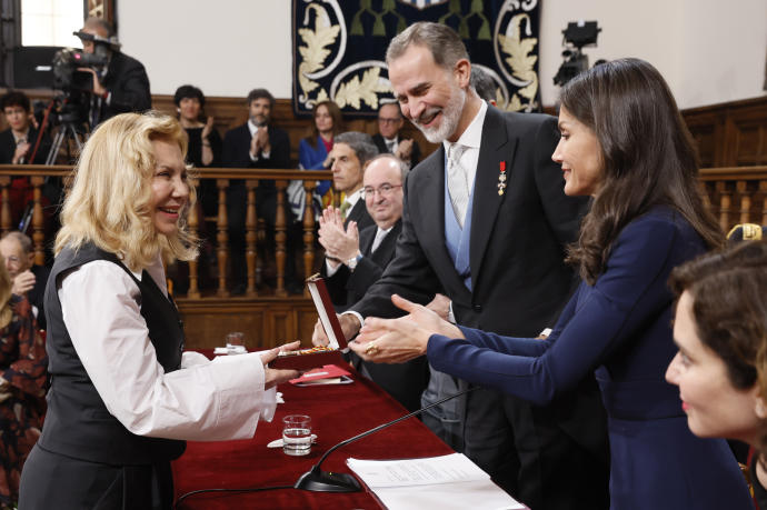 Cecilia Roth recibe el Premio Cervantes en nombre de Cristina Peri Rossi.