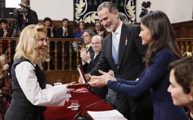 Cecilia Roth recibe el Premio Cervantes en nombre de Cristina Peri Rossi. Cecilia Roth recibe el Premio Cervantes en nombre de Cristina Peri Rossi.