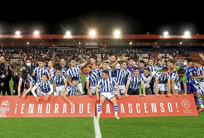 Los jugadores del Sanse celebran el ascenso a Segunda División tras ganar al Algeciras en el Francisco de la Hera de Almendralejo. Foto: Real Sociedad