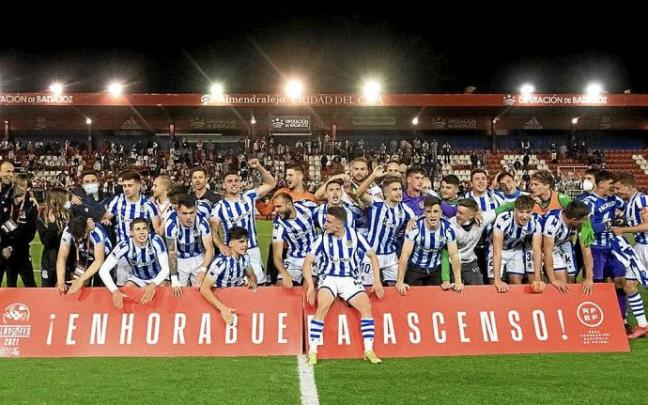 Los jugadores del Sanse celebran el ascenso a Segunda División tras ganar al Algeciras en el Francisco de la Hera de Almendralejo. Foto: Real Sociedad