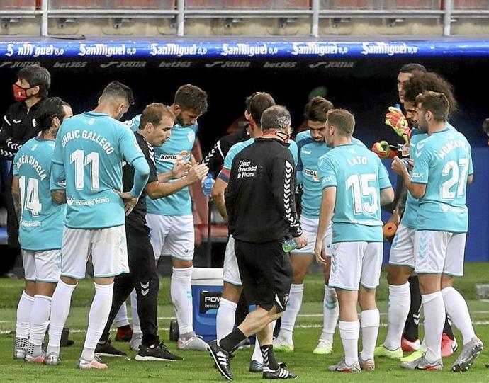 Charla de Arrasate durante el Eibar-Osasuna (0-2). Foto: Javier Colmenero