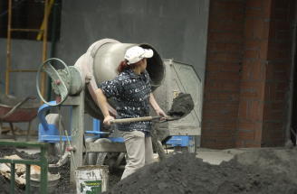 Una mujer trabaja en una obra