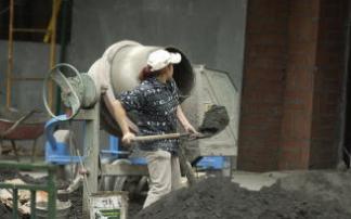 Una mujer trabaja en una obra