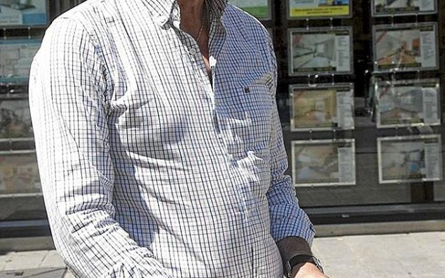 Carlos Fernández de Nograro, en la inmobiliaria. Foto: Josu Chavarri