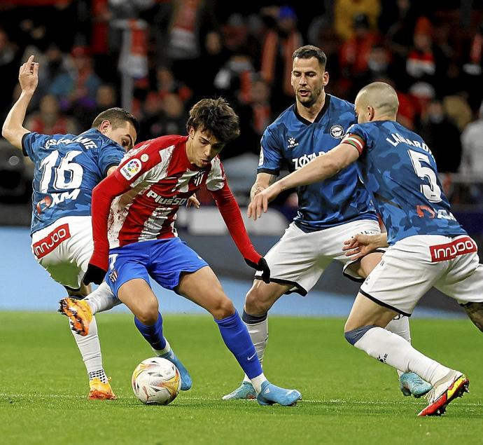 Joao Félix trata de marcharse del marcaje de Escalante, Laguardia y Edgar. Foto: Efe